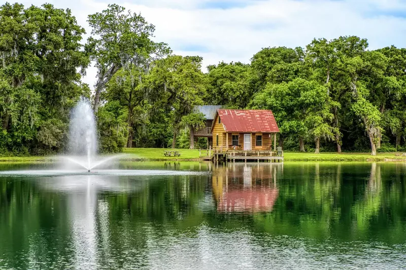 The lake and its fountain